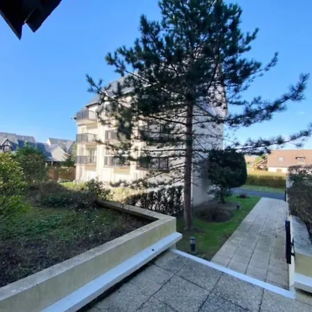 A Deux Pas De La Et Des Commerces