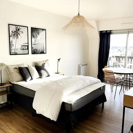 A Deux Pas De La Et Des Commerces *