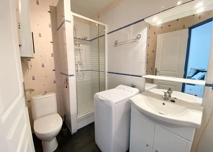 A Deux Pas De La Et Des Commerces